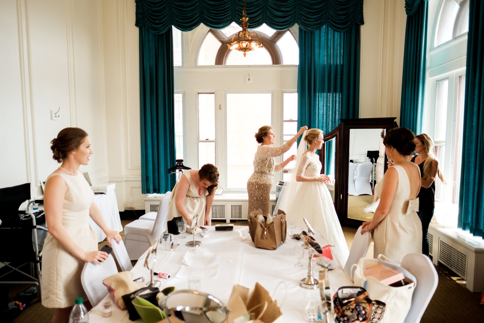 Bride getting ready in the bridal suite — summer wedding at the Greysolon — Tim Larsen Photography, Duluth MN