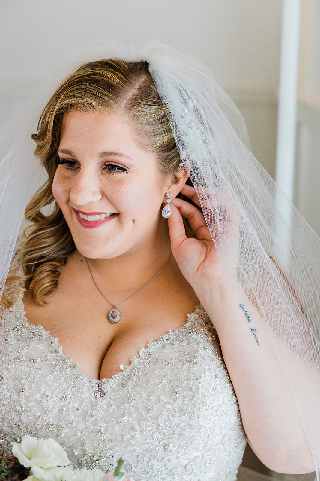 Bridal portrait with bouquet and veil — Grand View Lodge — Tim Larsen Photography, Brainerd Lakes MN