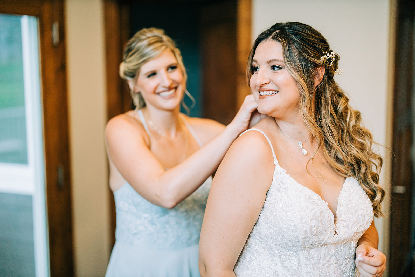 Bridesmaid helping Shannon with earrings — getting ready at Grand View Lodge — Tim Larsen Photography, Brainerd Lakes MN
